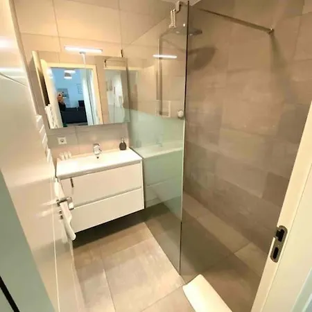 Cosy 2 Bedrooms In Center - 3b Apartment